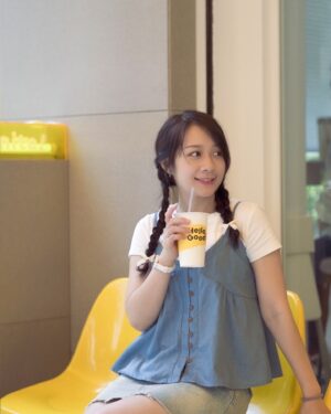 Joanne Yang Instagram - 喜歡規律的生活，
但不喜歡每天一成不變，
所以總會在日常的routine中做點變化 ～

比方說～走一條比較少走的路～
搭不一樣的交通工具～
去不同的早餐店吃早餐～
去預約一堂不曾上過的課⋯⋯等等等

生活中很多事需要持續努力，
而有些事需要自己創造💪🏼💪🏼
嘗試打破日常的循環
讓生活增添一點豐富的色彩🦋🌼🩵

👗 @ohher_tw  @patty_jochien 

#繼續加油👏🏼
#每天來一點點不一樣