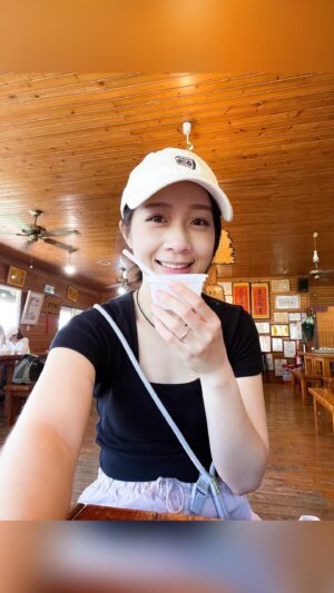 Joanne Yang Instagram - 最愛的茶凍～😍
吃的是小時候的回憶呀！

小時候的茶會、
結業之後的各種聚會，
一定都會來吃的～

#滿滿回憶
#吃起來心情很好
#開心