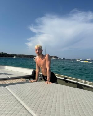 João Guilherme Ávila Instagram - summer state of mind 🦞