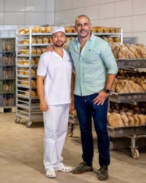 João Moleira Instagram - Não tenho jeito para fazer pão, mas, se um dia deixar a profissão, posso sempre empurrar os carrinhos 😂 Foi muito bom conhecer o Bruno e perceber que é muito mais o que nos une do que o que nos separa. @sicoficial #sic30anos #ebomvivermosjuntos