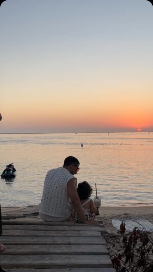 João Montez Instagram - Dizem que só temos cerca de 13 verões bem aproveitados com os nossos filhos. Se for realmente isso, este entra já para um dos meus favoritos. O nosso primeiro pôr do sol à séria, boneca. ☀️