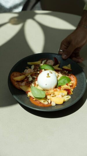 João Montez Instagram - Fomos desafiados pela @milanezapt a fazer uma salada com combinações improváveis! Cada um de nós escolheu alguns ingredientes e o resultado final foi extraordinário! 😊

A Milaneza lançou uma Edição Especial de Saladas de Verão, perfeitas para estes dias quentes, para pratos leves e cheios de sabor. Aqui, escolhemos utilizar o Macarronete GR Milaneza.

Fizemos o maior brilharete com esta salada e por isso partilhamos a receita convosco para que experimentem também! E queremos saber se gostaram tanto como nós ;)

Salada Improvável do João e da Rita

Ingredientes:

320 g de Macarronete GR Milaneza
1 tomate coração de boi 
2 pêssegos
400 g de camarão cozido
6 tomates cereja
4 anchovas
1 c. de café de açúcar
1 c. de sopa de hortelã fresca
1 c. de sopa de manjericão fresco
3 c. de sopa de azeite
Sal e pimenta q.b.
1 burrata
50 g de pistácios

Preparação:

Cozer a massa de acordo com as instruções da embalagem. Deixar arrefecer.
Cortar o tomate coração-de-boi às rodelas e os pêssegos em meias luas.
Descascar o camarão.
Num copo de varinha mágica colocar os tomates cereja, as anchovas, o açúcar, a hortelã, o manjericão e o azeite e emulsionar tudo. Temperar com sal e pimenta a gosto.
Num recipiente à parte, misturar o molho na massa.
Colocar todos os ingredientes já preparados numa travessa, abrir a burrata ao meio e colocar por cima da salada. 
Picar os pistácios e polvilhar por cima da salada.
Finalizar com pimenta preta, folhas de hortelã e manjericão a gosto. 😊

#milaneza #milanezaediçaoespecialsaladas #especialsaladas #saladasdeverao #pub