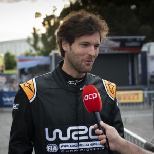 João Sousa Instagram - Em pleno Shakedown do Vodafone Rally de Portugal, o ex-tenista João Sousa e o chef José Avillez tiveram a oportunidade de experimentar as emoções extremas de um carro de competição. @joaosousaoficial sentou-se ao lado de @thierryneuville no Hyundai i20 N, enquanto @joseavillez acelerou ao lado do japonês @takamotokatsuta no Toyota GR Yaris. 

Numa manhã de emoções fortes, os presidentes do @municipio_de_fafe , Antero Barbosa, e do @municipioarganil , Luís Paulo Costa, foram outras das personalidades a viver por dentro as emoções de uma viatura do WRC.

#RallydePortugal #rallyportugal #ACP #WRC #codrive