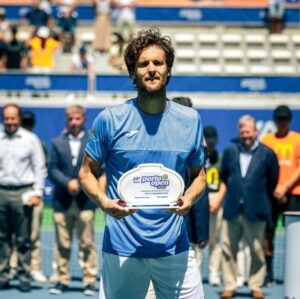 João Sousa Instagram - Obrigado Porto! ❤️🇵🇹

Todo o carinho e apoio que recebi durante toda esta semana não me deixa ficar triste perante este resultado. Queria mais e vocês mereciam que o título ficasse em casa mas não o consegui alcançar. 

Ficam as recordações de uma semana de muitas emoções e acima de tudo a memória do vosso apoio incondicional! Obrigado do fundo do coração, vocês são os melhores! ❤️🙏

#portoopen #finalista #portugal #melhoresdomundo #apoioincondicional #jomasport #Wilson @millenniumbcp #isdin #isdinportugal #bangandolufsenbygms #centroporscheporto #centroporschebraga #goldathletes