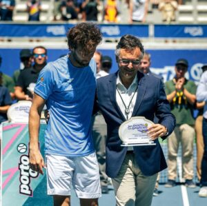 João Sousa Instagram - Obrigado Porto! ❤️🇵🇹

Todo o carinho e apoio que recebi durante toda esta semana não me deixa ficar triste perante este resultado. Queria mais e vocês mereciam que o título ficasse em casa mas não o consegui alcançar. 

Ficam as recordações de uma semana de muitas emoções e acima de tudo a memória do vosso apoio incondicional! Obrigado do fundo do coração, vocês são os melhores! ❤️🙏

#portoopen #finalista #portugal #melhoresdomundo #apoioincondicional #jomasport #Wilson @millenniumbcp #isdin #isdinportugal #bangandolufsenbygms #centroporscheporto #centroporschebraga #goldathletes