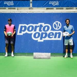 João Sousa Instagram - Obrigado Porto! ❤️🇵🇹

Todo o carinho e apoio que recebi durante toda esta semana não me deixa ficar triste perante este resultado. Queria mais e vocês mereciam que o título ficasse em casa mas não o consegui alcançar. 

Ficam as recordações de uma semana de muitas emoções e acima de tudo a memória do vosso apoio incondicional! Obrigado do fundo do coração, vocês são os melhores! ❤️🙏

#portoopen #finalista #portugal #melhoresdomundo #apoioincondicional #jomasport #Wilson @millenniumbcp #isdin #isdinportugal #bangandolufsenbygms #centroporscheporto #centroporschebraga #goldathletes