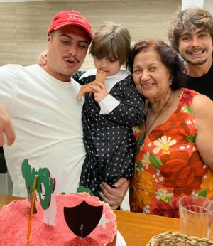 João Vitti Instagram - Ontem, dia do Amigo,  celebramos o aniversário do nosso “esculhambado na Web”, “profissão: desempregado” tricolor doente e muiiiitooo amado  Francisco na companhia de verdadeiros amigos! 
Um beijo saboroso pra Jussara e Aparecida @feijoadadatiacida; o almoço estava uma delícia e muito, muito obrigado dona Lulu @vera.couto.735 que, aconteça o que acontecer, sempre da um jeitinho de estar presente nos aniversários dos meninos! Isso não tem preço. 💝
Vida longa ao nosso Chico 💎💎💎