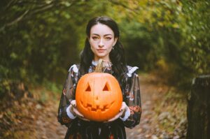 Jodelle Ferland Instagram - this is halloween, this is halloween
pumpkins scream in the dead of night🎃🌙

photo by @jeremy_ferland_photography 
dress by @_eyecandy