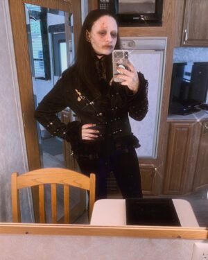 Jodelle Ferland Instagram - she’s beauty, she’s grace✨
have you guys checked out season 2 of @theorder on @netflix yet? 👀 go watch zecchia the thief demon cause some chaos
edit: apparently i need to clarify that i actually played zecchia and took this photo in my trailer during filming, this is not one of my cosplays lmao