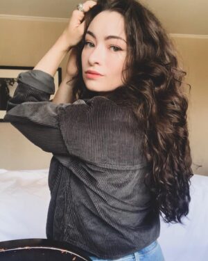 Jodelle Ferland Instagram - just really feelin my natural curls today ✨