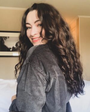 Jodelle Ferland Instagram - just really feelin my natural curls today ✨