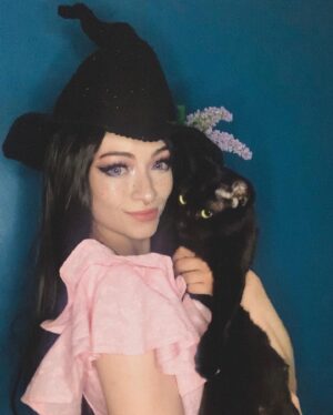 Jodelle Ferland Instagram - dressed up for halloween a bit early ✨🔮🧹💕✨

thanks @uniwigs for the beautiful wig! you can use my code “Jodelle” if you order (: #uniwigs