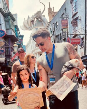 Joe Manganiello Instagram - UNIVERSAL STUDIOS ORLANDO

There are some serious Harry Potter super fans in this family. Thanks to NBC for an awesome day at the park…