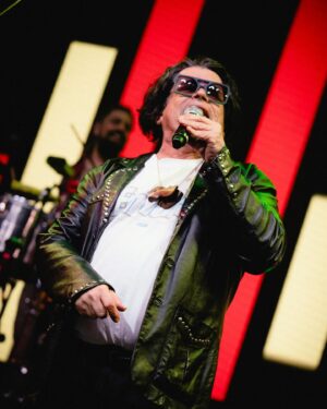 Joe Vasconcellos Instagram - Tremenda noche de “Locura y Pasión”… Tremenda hinchada, casita llena de gente feliz!!😊…. Gracias @santaferia por tan bonito momento🙏❤️… Y larga vida al Huracán Bailable!!🔥☄️

Joe

Teatro Caupolicán, 14 de agosto 2024.

📸 @benja.monrroy