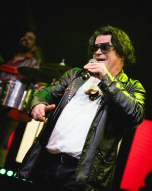 Joe Vasconcellos Instagram - Tremenda noche de “Locura y Pasión”… Tremenda hinchada, casita llena de gente feliz!!😊…. Gracias @santaferia por tan bonito momento🙏❤️… Y larga vida al Huracán Bailable!!🔥☄️

Joe

Teatro Caupolicán, 14 de agosto 2024.

📸 @benja.monrroy
