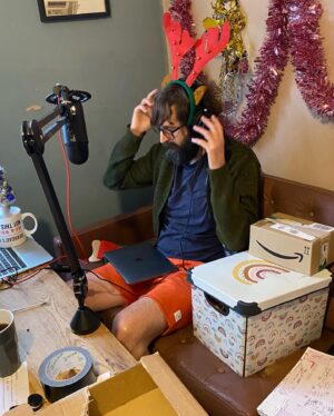 Joe Wilkinson Instagram - Up early, dressed and ready for the #chatabix xmas party 🎉 let’s get this shambles to number 1 guys.. tune in later [link in bio] 🎄lots of guests (and Christmas cheer if David’s not too tired 🤶) #behindthescenes  #comedypodcast #christmasspectacular #podcastersofinstagram #dailypodcast