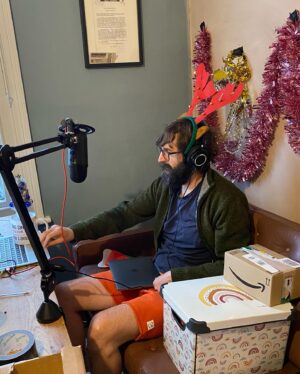 Joe Wilkinson Instagram - Up early, dressed and ready for the #chatabix xmas party 🎉 let’s get this shambles to number 1 guys.. tune in later [link in bio] 🎄lots of guests (and Christmas cheer if David’s not too tired 🤶) #behindthescenes  #comedypodcast #christmasspectacular #podcastersofinstagram #dailypodcast