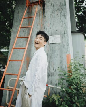 Joel Chan Instagram - 新髪型 ☀️😎
#ootd
#summerstyle
#yohjiyamamotopourhomme 
Hair @seikosinhair @hairculturehk 
Makeup @chloe0819 
📷 @jeana.jpg