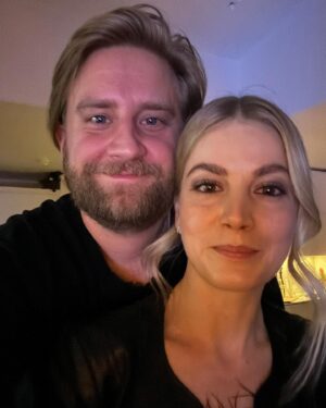 Joel Harkimo Instagram - Tänä vuonna ei vietetä @jannihussi kanssa ystävänpäivää. 😭Janni on mm rallissa ja mä oon kilpisjärvellä lähdössä erämaahan 2 viikoksi yksin. Tarkoitus on harjoitella yksinpurjehdukseen.  Halusin kuitenkin tehdä tämmösen postauksen koska arvostan mun vaimoa todella todella paljon ❤️🥺