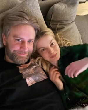 Joel Harkimo Instagram - Tänä vuonna ei vietetä @jannihussi kanssa ystävänpäivää. 😭Janni on mm rallissa ja mä oon kilpisjärvellä lähdössä erämaahan 2 viikoksi yksin. Tarkoitus on harjoitella yksinpurjehdukseen.  Halusin kuitenkin tehdä tämmösen postauksen koska arvostan mun vaimoa todella todella paljon ❤️🥺