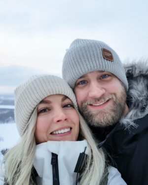 Joel Harkimo Instagram - Tänä vuonna ei vietetä @jannihussi kanssa ystävänpäivää. 😭Janni on mm rallissa ja mä oon kilpisjärvellä lähdössä erämaahan 2 viikoksi yksin. Tarkoitus on harjoitella yksinpurjehdukseen.  Halusin kuitenkin tehdä tämmösen postauksen koska arvostan mun vaimoa todella todella paljon ❤️🥺