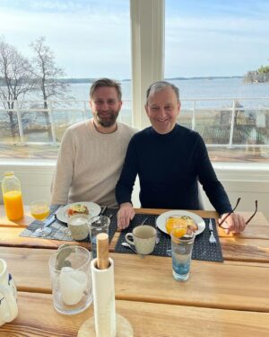 Joel Harkimo Instagram - Kohokohtia viime vuodelta 🙏🏻
1. Menin naimisiin. Se ei ollut vaan vuoden vaan koko mun elämän kohokohta ❤️
2. Purjehdin tottakai niin paljon ku kerkesin ⛵️
3. Laitoin enemmän ruokaa kun minään vuonna aikasemmin. Kehityin kokkina! 👨‍🍳 (ainakin vähän) 😇
4. Hengasin mun veljien kanssa
5. Ja tehtiin jannin kanssa kaikkea siistiä 👩🏼‍❤️‍👨🏼
6. Vietin paljon aikaa mun frendien kanssa 🙏🏻 (kuva jurmolta heinäkuulta) 
7. Mun äiti täytti 60v ❤️
8. Ja faija 70v ❤️
9. Kävin Kuusamossa vaeltamassa 🏃🏼