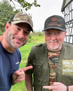 Joey Kelly Instagram - Ein neues Abenteuer beginnt, wohin : Kanada. 🇨🇦 
Die Mission, anders, als das was zumindest bei mir bis jetzt war. 

Ich fühle mich geehrt mit einer Legende @joeykelly.official dieses Abenteuer anzutreten. 
Es wartet eine wilde Natur, viele Tiere und jede Menge Wasser auf uns. 

#nature #canada #outdoors #bushcraft