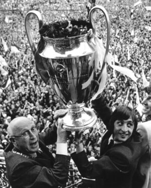 Johan Cruijff Instagram - On this week, in 1971 and 1972, Johan and Ajax lifted the European Cup for the first and second time. 🏆🏆 #tbt