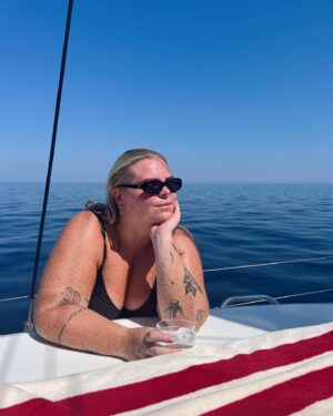 Johanna Nordström Instagram - reklam för @moresailing 
SÄTTET vi har det helt oteroligt i kroatien är??? vill aldrig åka på annan semester någonsin 😭❤️ tack till @filippaohberg och @oskarwikstrom för ni tar hand om oss och är dom ljuvligaste människorna på jorden!! 

OCKSÅ!! nytt poddavsnitt släppt från HAVET! två blåvalar ligger i medelhavet som ni ser! in o lyssna!!! energin är !! ja ;) men vi kämpar på !! herregud d e semester 💕 

mer bilder kommer så att säga!!