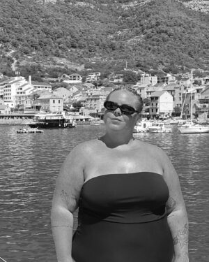Johanna Nordström Instagram - reklam för @moresailing 
SÄTTET vi har det helt oteroligt i kroatien är??? vill aldrig åka på annan semester någonsin 😭❤️ tack till @filippaohberg och @oskarwikstrom för ni tar hand om oss och är dom ljuvligaste människorna på jorden!! 

OCKSÅ!! nytt poddavsnitt släppt från HAVET! två blåvalar ligger i medelhavet som ni ser! in o lyssna!!! energin är !! ja ;) men vi kämpar på !! herregud d e semester 💕 

mer bilder kommer så att säga!!