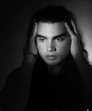 Jojo Fleites Instagram - 🥀 energy gets more expensive with age…

📸: @parsons / edits by me