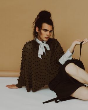 Jojo Fleites Instagram - level up 🤎

📸: @wojciechchristophernowak 
Hair/Makeup: @lizdaviez