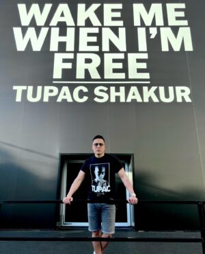 Jon Ali Instagram - « I’m not perfect but I’ll always be real. » Tupac @wakemewhenimfree experience it only in LA 🌺 #tupac #tupacshakur #losangeles