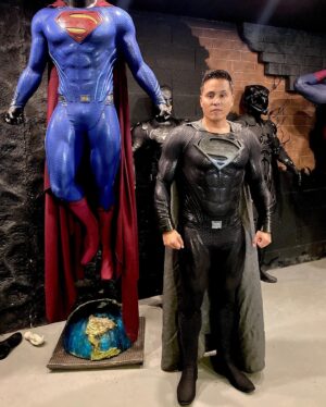 Jon Ali Instagram - Such an honor 🖤 thank you @parallellifestudios 🖤 your work is beyond amazing ! What a great tribute to @zacksnydersjusticeleague 📸 @actucine_off #superman #supermancosplay #supermanandlois #supermanblacksuit #restorethesnyderverse #zacksnydersjusticeleague