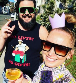 Jon Gabrus Instagram - Merry Christmas from your cool Aunt and Uncle stuck in LA 
📸 Artie