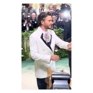 Jonathan Bailey Instagram - @loewe 🌸

@instagram @omega