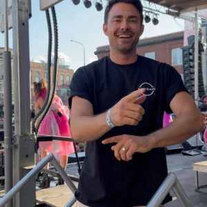 Jonathan Bennett Instagram - Market Days Moments with @nissanusa today in Chicago. So proud to be a #NissanPartner because in a year where a lot of others put Pride in the backseat, Nissan has continuously shown up for our LGBTQ  community, sponsoring events all year long, and truly showing yet again what it means to be #partnersofprogress. I had so much fun meeting you all today at our activation and at the Nissan Partners of Progress Stage. #Nissan #MarketDays