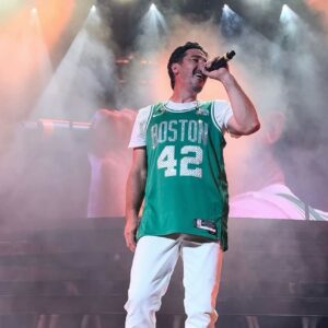 Jonathan Knight Instagram - 3 well deserved days off… back at it tonight in Virginia Beach. Who’s coming? 25 days left on tour. Don’t miss it!!!