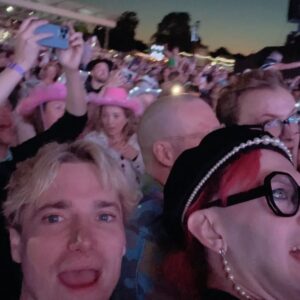 Jonbers Blonde Instagram - BST you beauty! @bsthydepark 

👢☘️💚🐎

My Irish roots flourished and the iconic DUN DUN DAN UN NA UH UH filled our boots! 

Can’t wait for Princess Kylie this Saturday!

#bsthydepark #bst #shaniatwain #thecorrs #irish