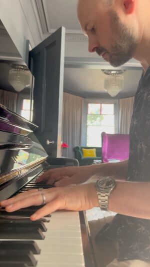 Jono Grant Instagram - I’ve always been a fan of using chordal voicings on a slightly jazzier tip in dance music, and my new remix of Screwdriver features a harmonic identity rooted in these kinds of chords.

It’s a mix with a big nod to the care-free house music  vibes from the 90s, and is available on all streaming platforms.

#HouseMusic #JazzPiano #90s
