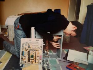 Jono Grant Instagram - My friend @richardjonesface sent me this old photo from my university days, around 2000.

Saturday nights have returned to this level of geekery now, what with all the tweaking of online streaming setups etc.