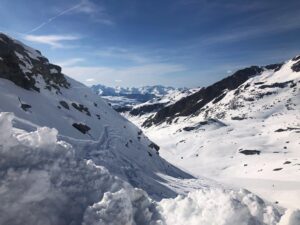 Jono Grant Instagram - Feeling very fortunate to have enjoyed some exceptional late season skiing in @les3vallees_officiel . Pure joy. Was also very happy to book in a lesson with Andy @snowlimitsskischool who definitely pushed @rohitdhaun and I along a bit! Next stop #Singapore ✈️ #OnTour #aboveandbeyond