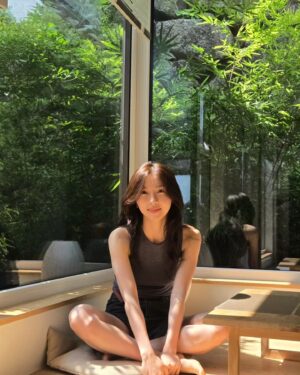 Joo Hyun-young Instagram - 늦은 밤의 수다도 참 좋았고 땀흘리며 천천히 걸었던 것도, 정신없이 바다에서 보낸 시간들도 전부 좋았다. 그리고 우연치 않게 만난 사랑스러운 제주 사람들 모두모두! 틈새 제주 공략 성고옹