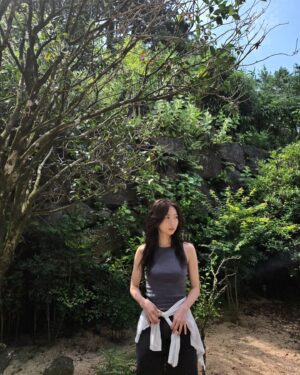 Joo Hyun-young Instagram - 늦은 밤의 수다도 참 좋았고 땀흘리며 천천히 걸었던 것도, 정신없이 바다에서 보낸 시간들도 전부 좋았다. 그리고 우연치 않게 만난 사랑스러운 제주 사람들 모두모두! 틈새 제주 공략 성고옹