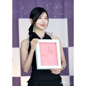 Joo Hyun-young Instagram - 두 번이나 영광스러운 기회를 허락해주신 청룡시리즈어워즈 정말 감사드립니다! 핸드프린팅.. 💜