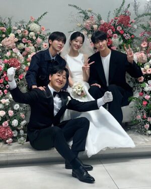 Joo Woo-jae Instagram - 결혼식 사회가 처음이라 너무 정신이 없어서
제대로 사진도 못찍었네..

나의 두번째 친형(거의) 네모형
최준영씨 드디어 장가가다
고마워 정현아
진짜 정말 행복하게 사세요 🎉💐💍