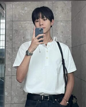 Joo Woo-jae Instagram - 앞머리가 눈을 침범하기 시작했는데...
절대 안자를게요