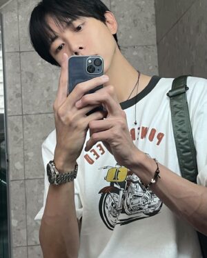 Joo Woo-jae Instagram - 앞머리가 눈을 침범하기 시작했는데...
절대 안자를게요