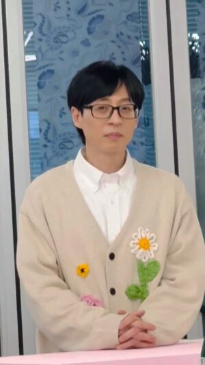 Joo Woo-jae Instagram - 데이식스 곡에 내 목소리를 얹는 게 너무 듣기 좋은 미주와
안무와 함께 집어 던진 자켓이 너무 보기 좋아서 발 동동 구르는 진주
형의 몸짓에 감동 받아서 할말을 잃은 이경이와
내가 막 너무너무 귀여워서 웃음만 나오는 하하형
그리고 이 화목함을 지켜보며 자랑스러워하는 재석이형

우리의 쉬는시간

#놀면뭐하니 #데이식스 #welcometotheshow