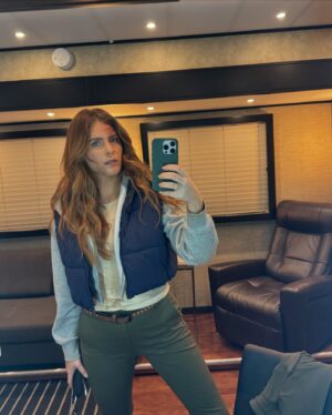Jordan Claire Robbins Instagram - gwen’s seen better days #pitfall